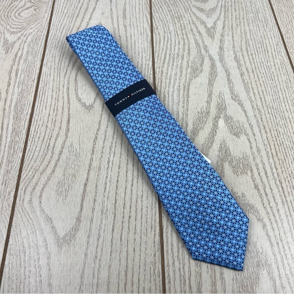 549 - Tommy Hilfiger Tie Blue Flower Pattern 432 TL21100042 Silk Blend $69.50